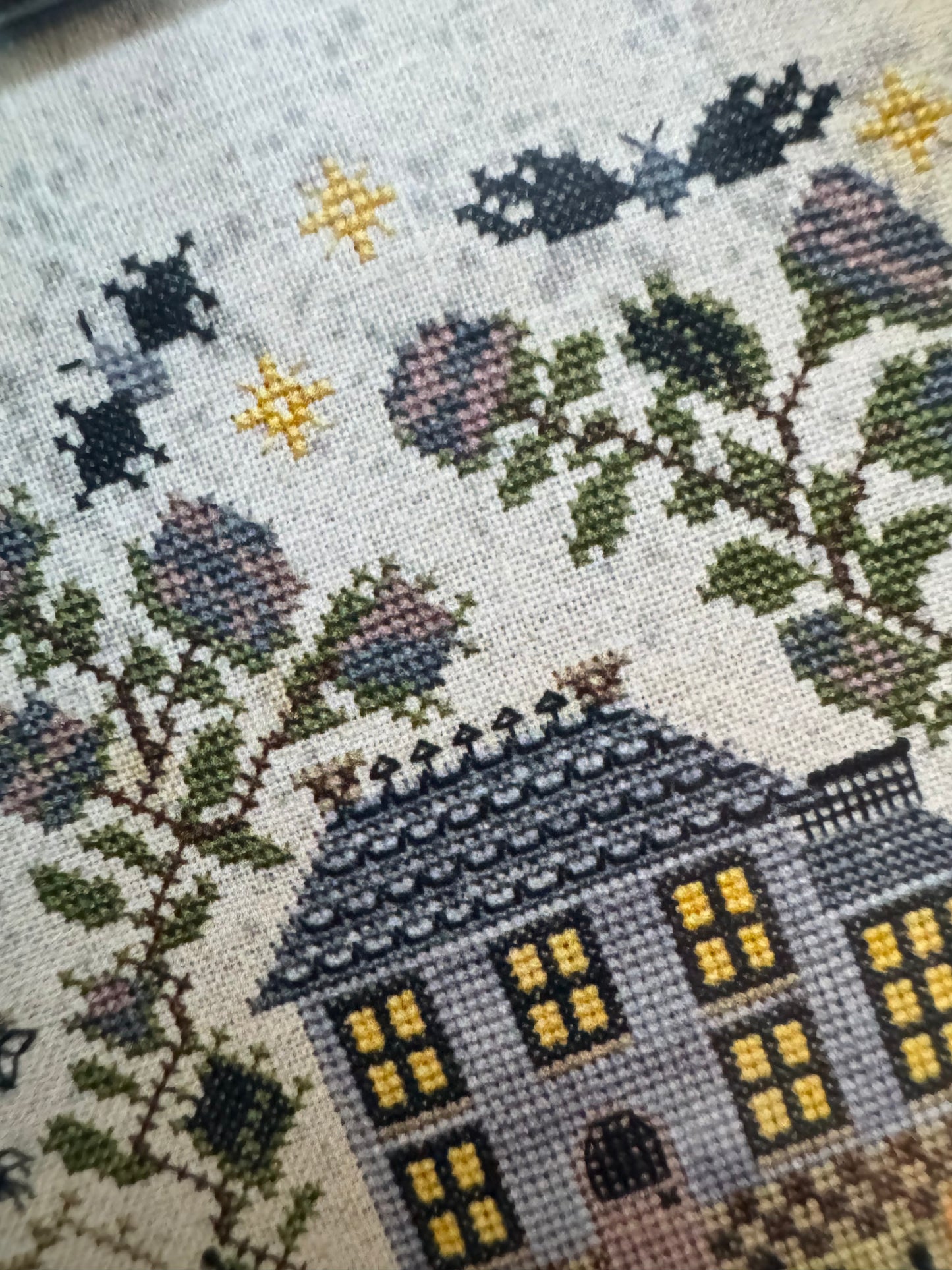 Spooky Mansion; Quaint Rose Needlearts